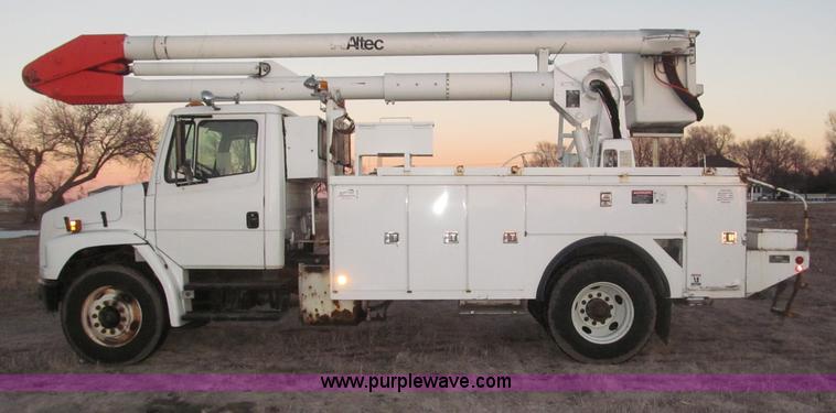 image for item B5333 2000 Freightliner Altec 50' boom truck