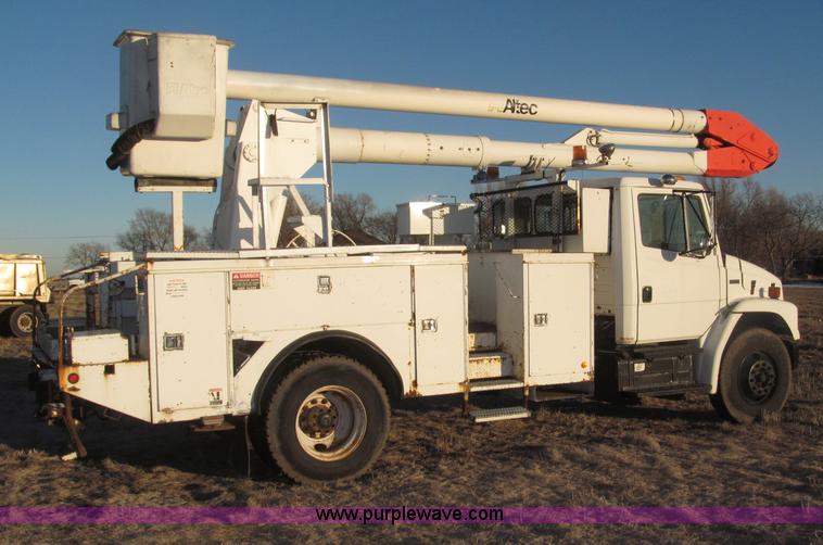 image for item B5333 2000 Freightliner Altec 50' boom truck