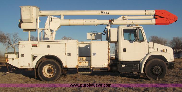 image for item B5333 2000 Freightliner Altec 50' boom truck