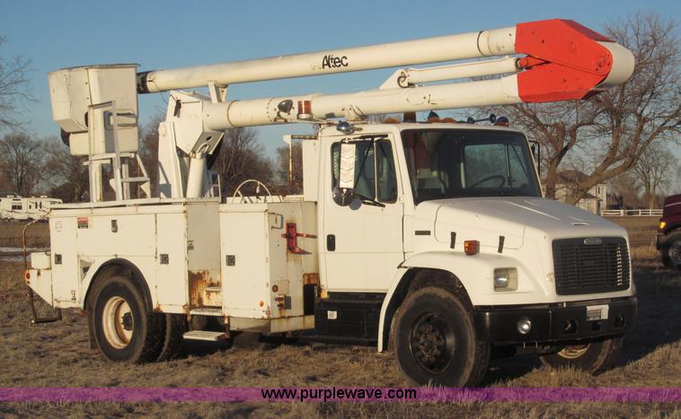 image for item B5333 2000 Freightliner Altec 50' boom truck
