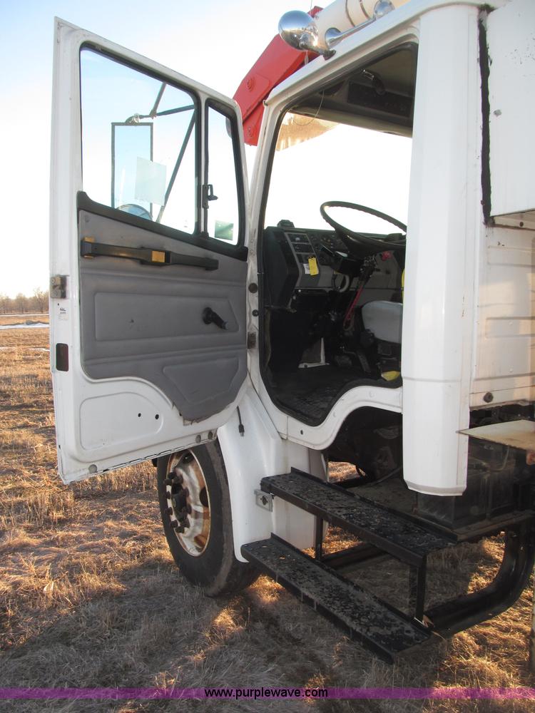 image for item B5333 2000 Freightliner Altec 50' boom truck