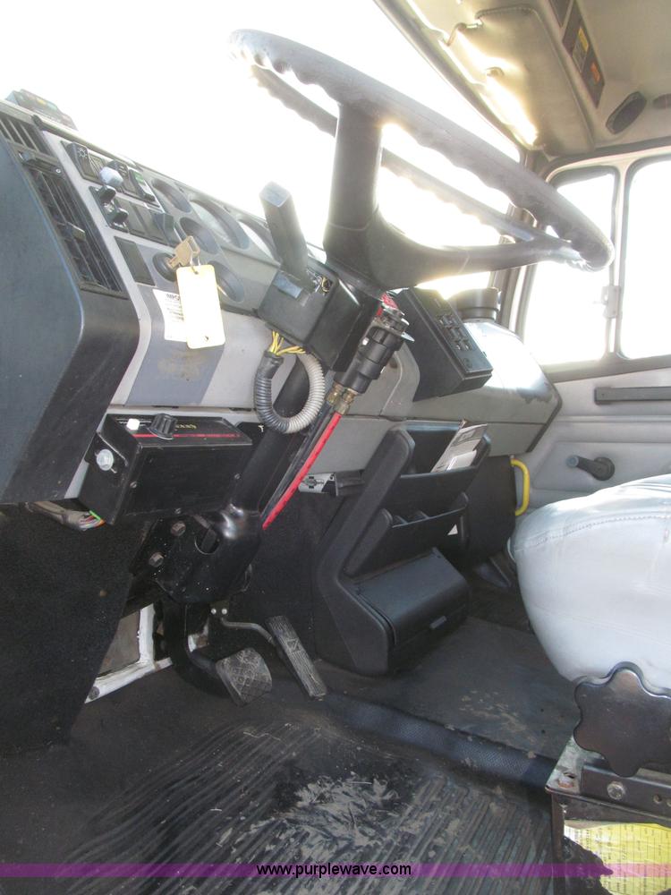 image for item B5333 2000 Freightliner Altec 50' boom truck