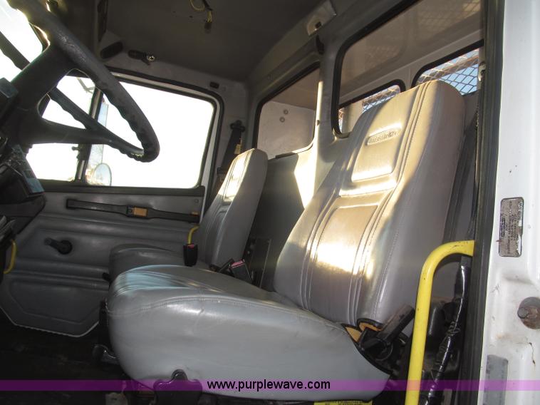 image for item B5333 2000 Freightliner Altec 50' boom truck