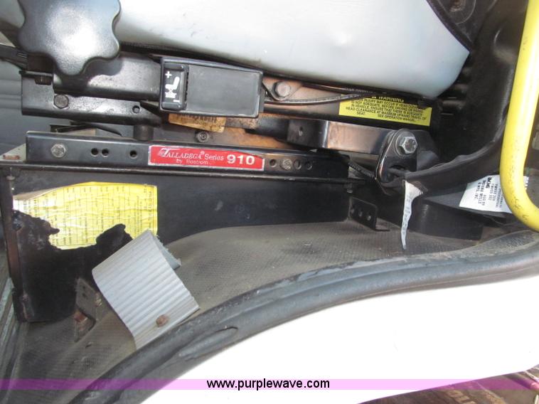 image for item B5333 2000 Freightliner Altec 50' boom truck