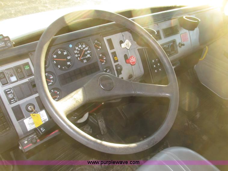 image for item B5333 2000 Freightliner Altec 50' boom truck