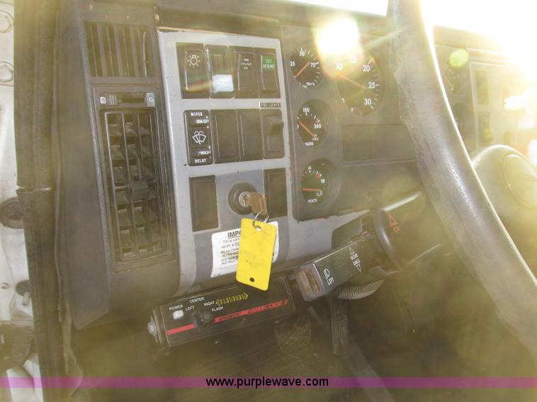 image for item B5333 2000 Freightliner Altec 50' boom truck