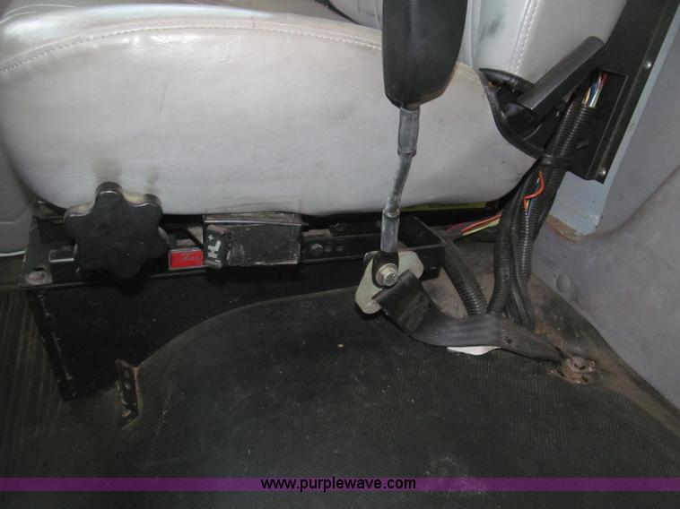 image for item B5333 2000 Freightliner Altec 50' boom truck