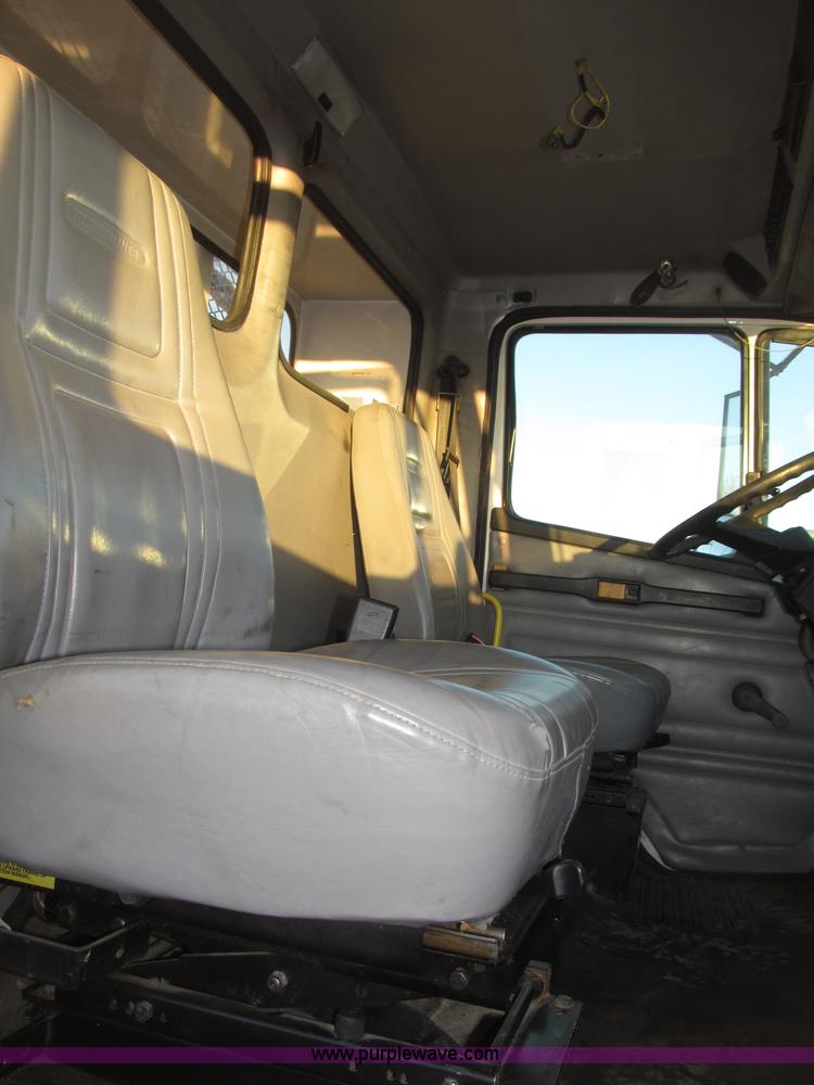 image for item B5333 2000 Freightliner Altec 50' boom truck