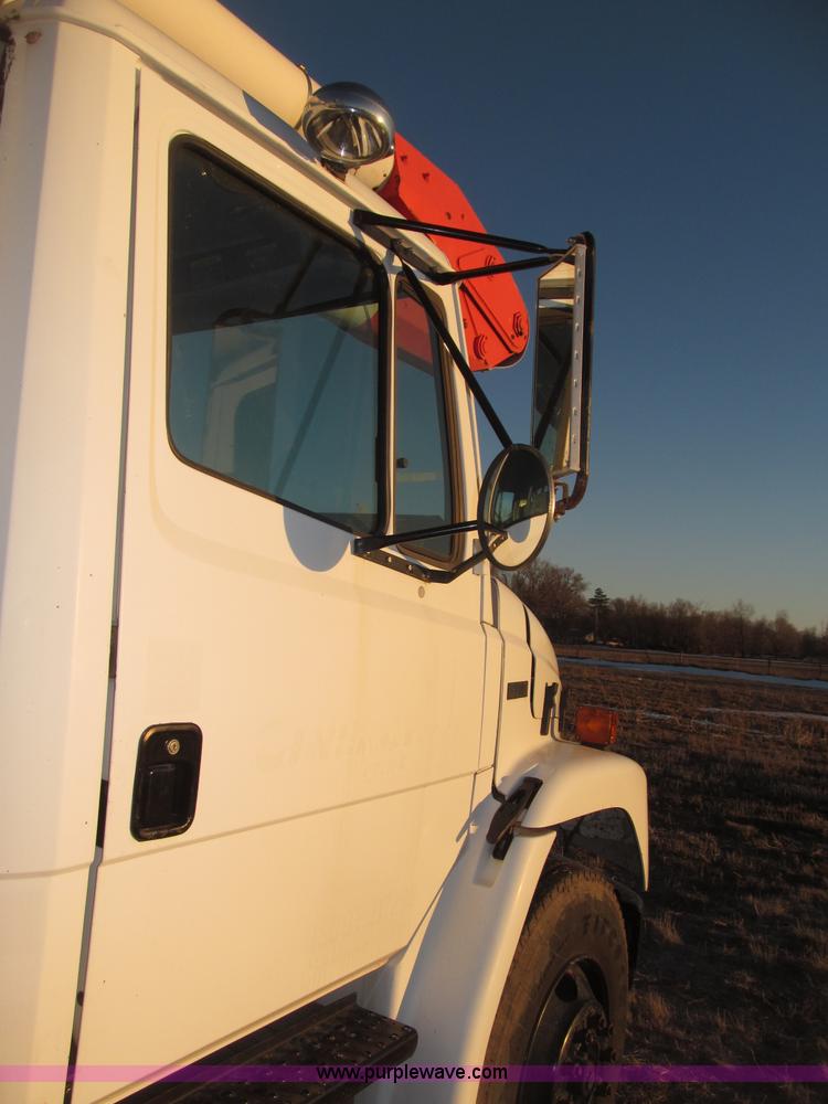 image for item B5333 2000 Freightliner Altec 50' boom truck