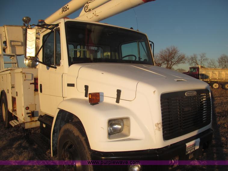 image for item B5333 2000 Freightliner Altec 50' boom truck