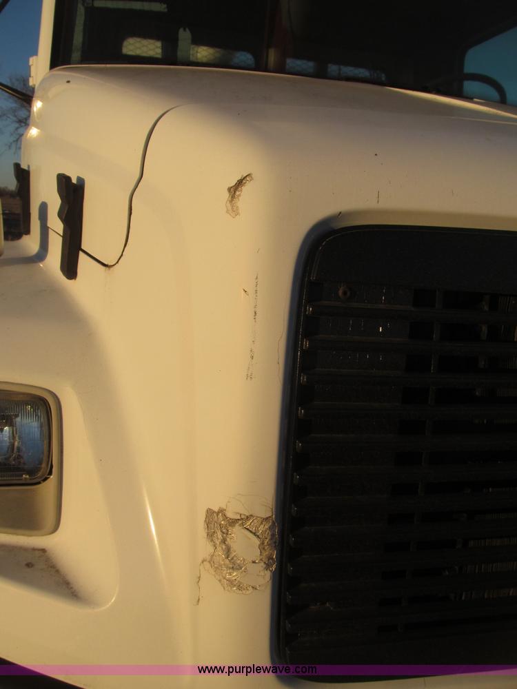 image for item B5333 2000 Freightliner Altec 50' boom truck