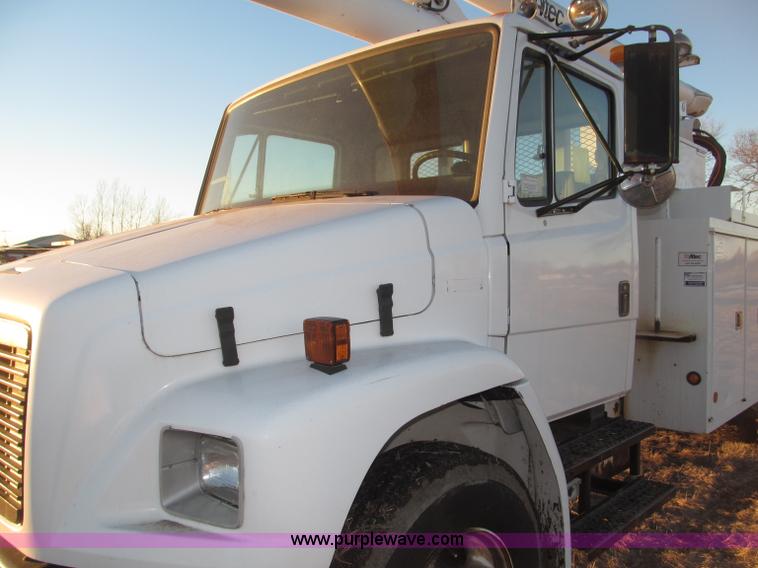 image for item B5333 2000 Freightliner Altec 50' boom truck