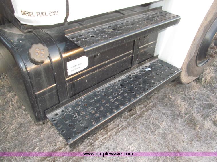 image for item B5333 2000 Freightliner Altec 50' boom truck