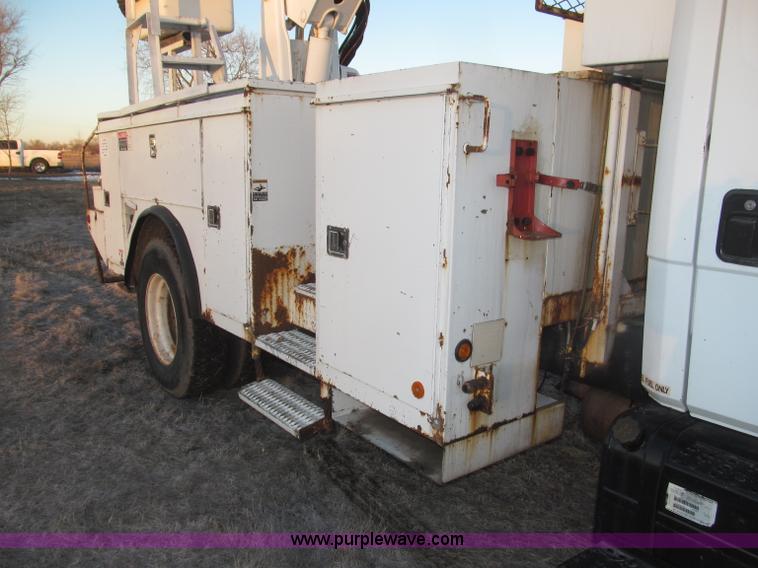 image for item B5333 2000 Freightliner Altec 50' boom truck