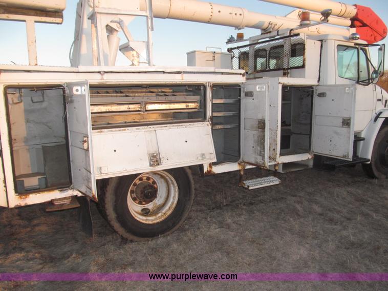 image for item B5333 2000 Freightliner Altec 50' boom truck