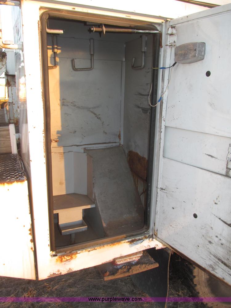 image for item B5333 2000 Freightliner Altec 50' boom truck