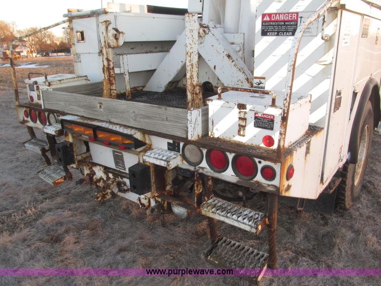 image for item B5333 2000 Freightliner Altec 50' boom truck