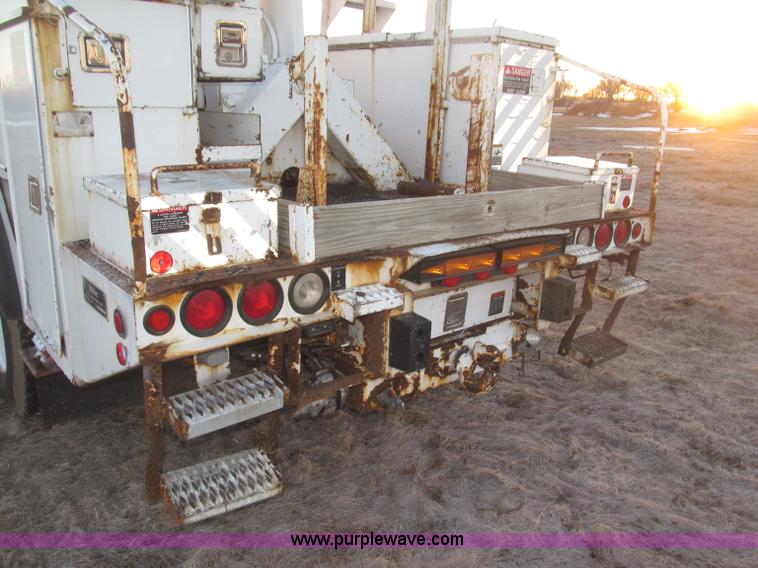 image for item B5333 2000 Freightliner Altec 50' boom truck