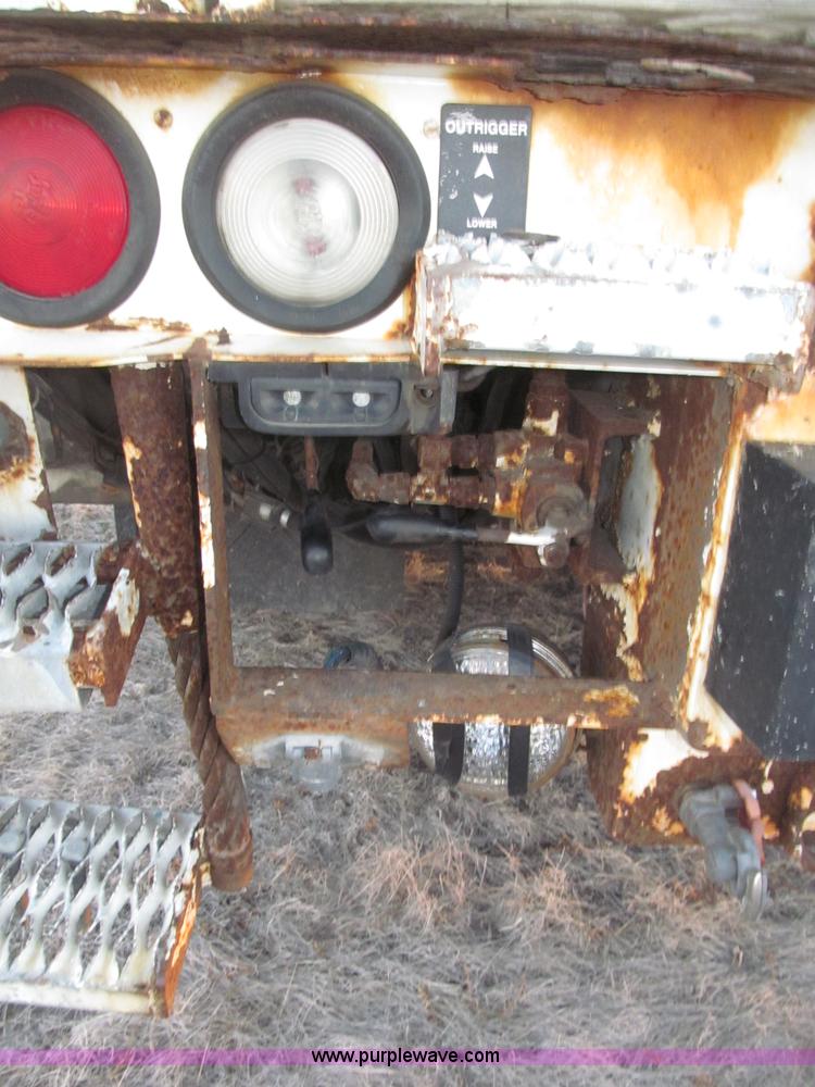 image for item B5333 2000 Freightliner Altec 50' boom truck