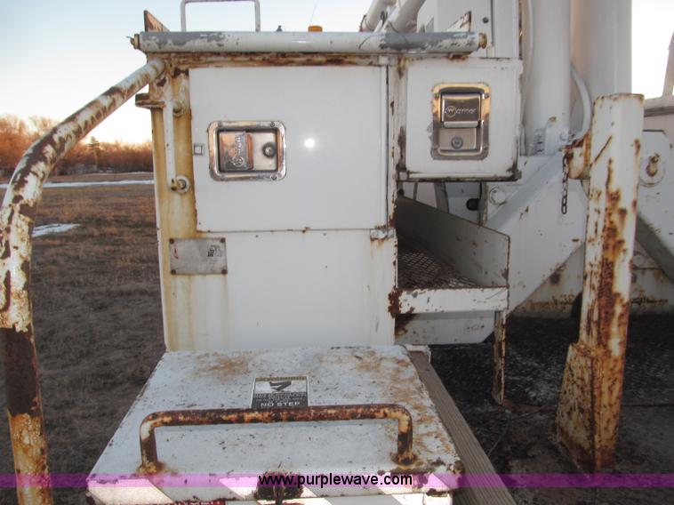 image for item B5333 2000 Freightliner Altec 50' boom truck