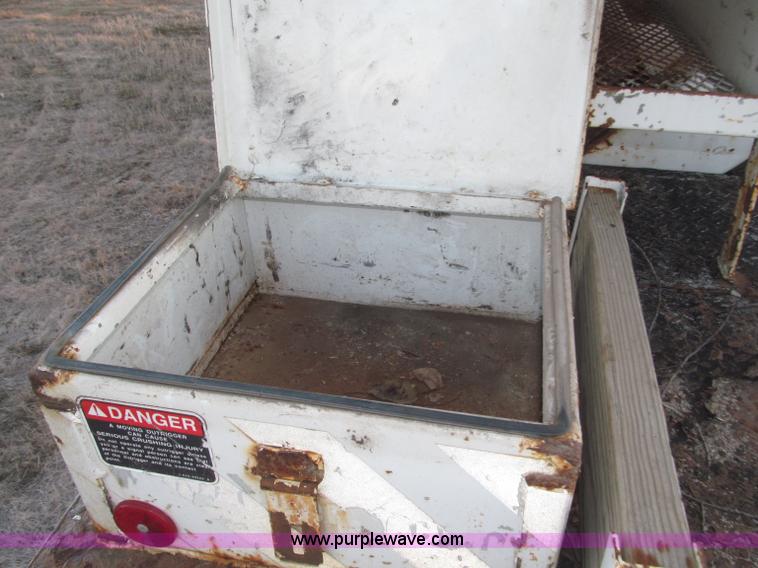 image for item B5333 2000 Freightliner Altec 50' boom truck