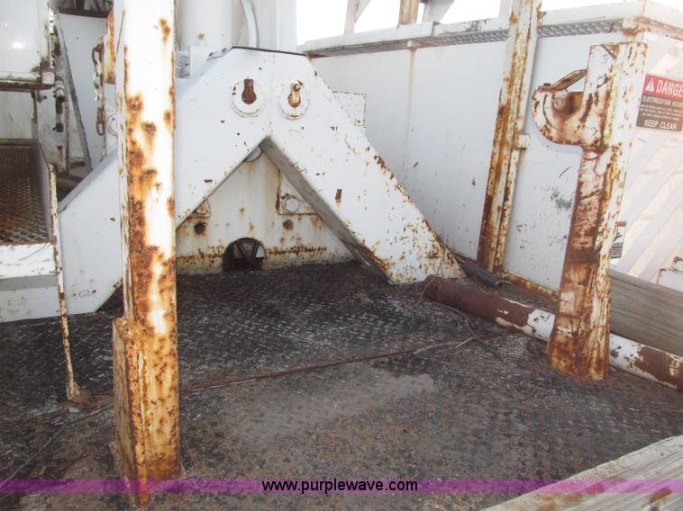 image for item B5333 2000 Freightliner Altec 50' boom truck