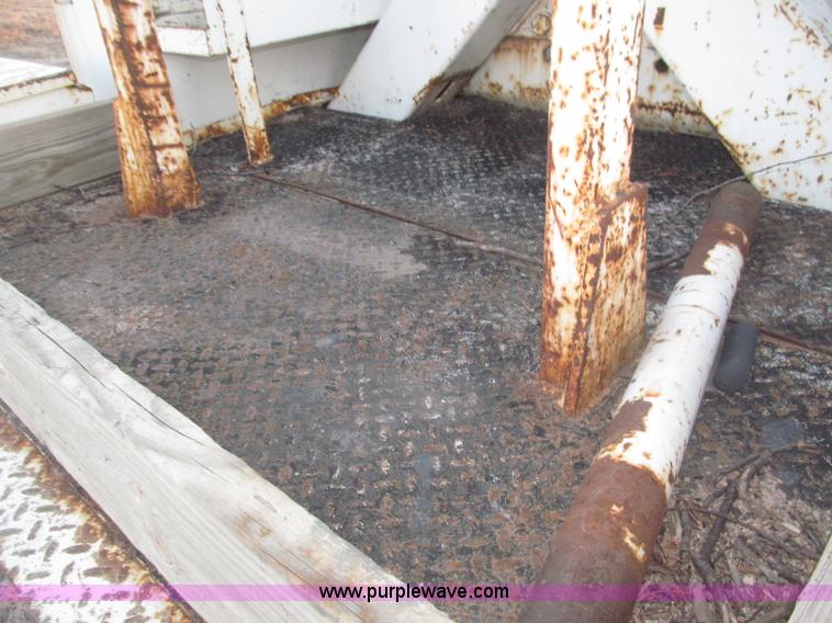 image for item B5333 2000 Freightliner Altec 50' boom truck