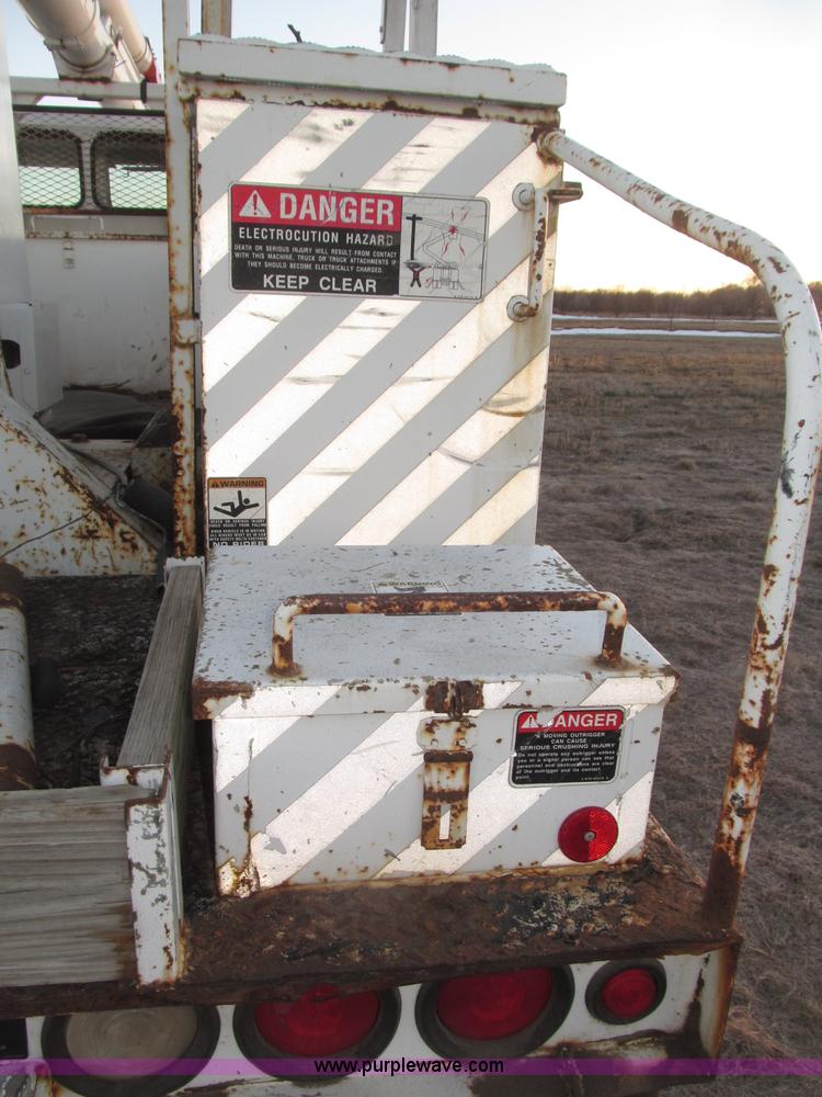 image for item B5333 2000 Freightliner Altec 50' boom truck