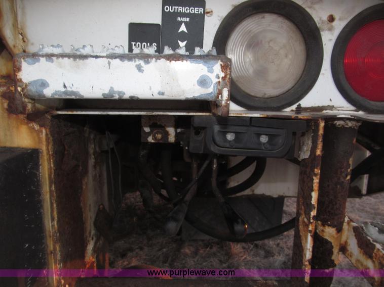 image for item B5333 2000 Freightliner Altec 50' boom truck