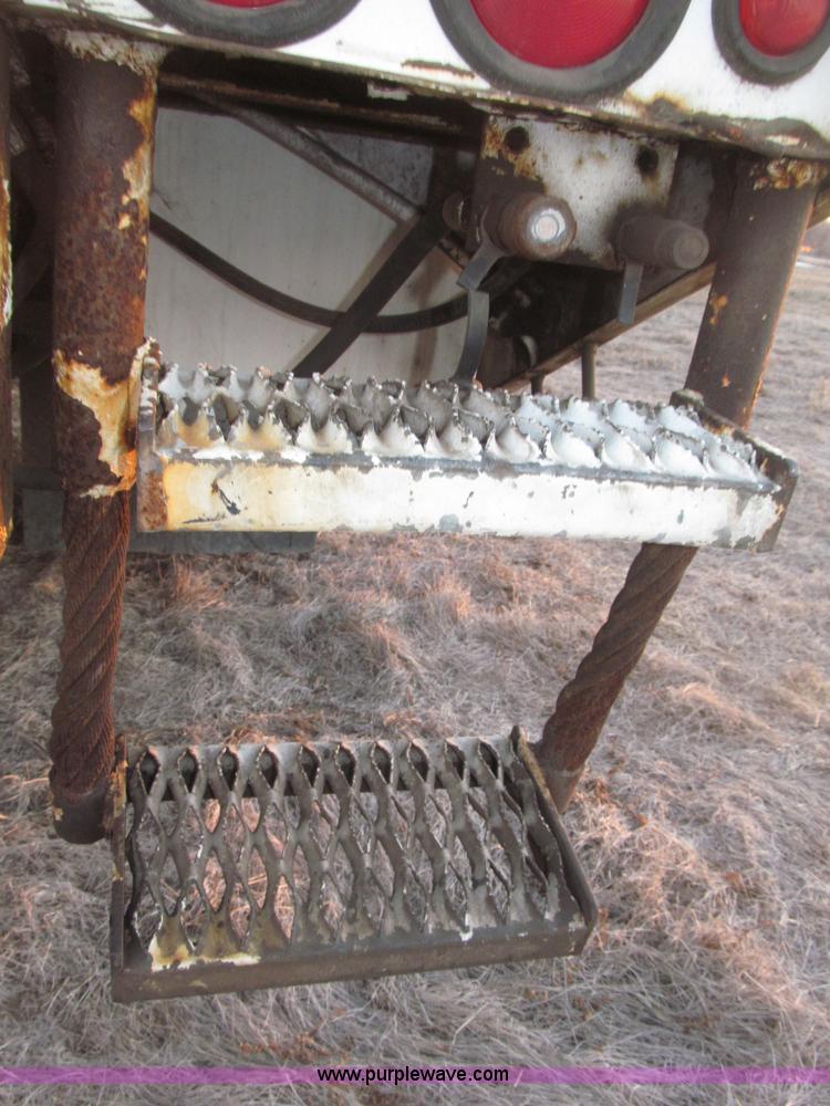 image for item B5333 2000 Freightliner Altec 50' boom truck