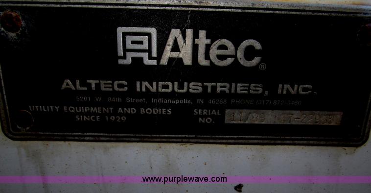 image for item B5333 2000 Freightliner Altec 50' boom truck