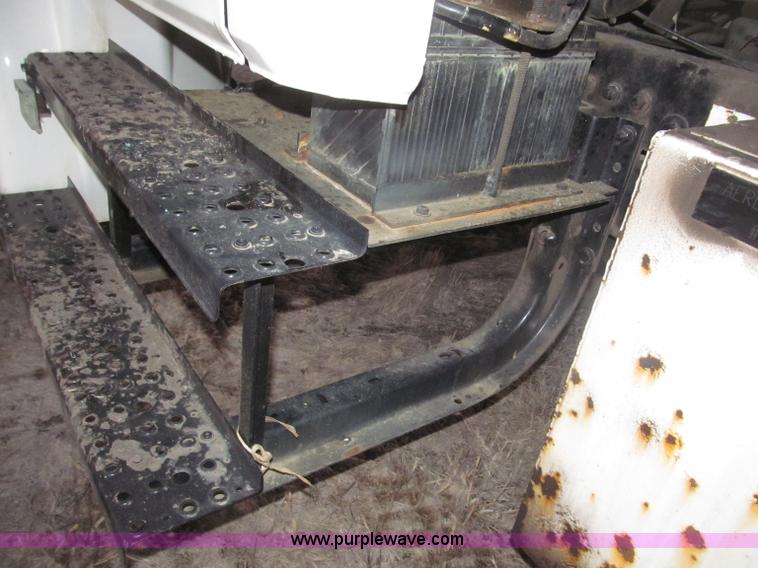 image for item B5333 2000 Freightliner Altec 50' boom truck