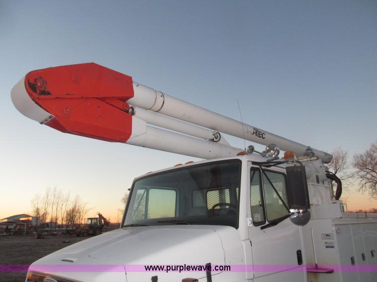 image for item B5333 2000 Freightliner Altec 50' boom truck