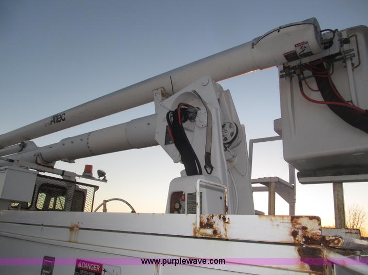 image for item B5333 2000 Freightliner Altec 50' boom truck