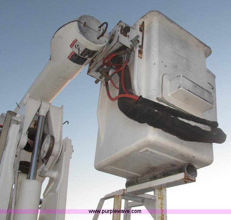 image for item B5333 2000 Freightliner Altec 50' boom truck