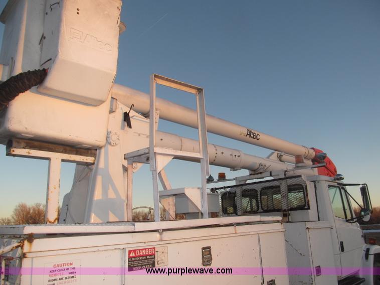 image for item B5333 2000 Freightliner Altec 50' boom truck