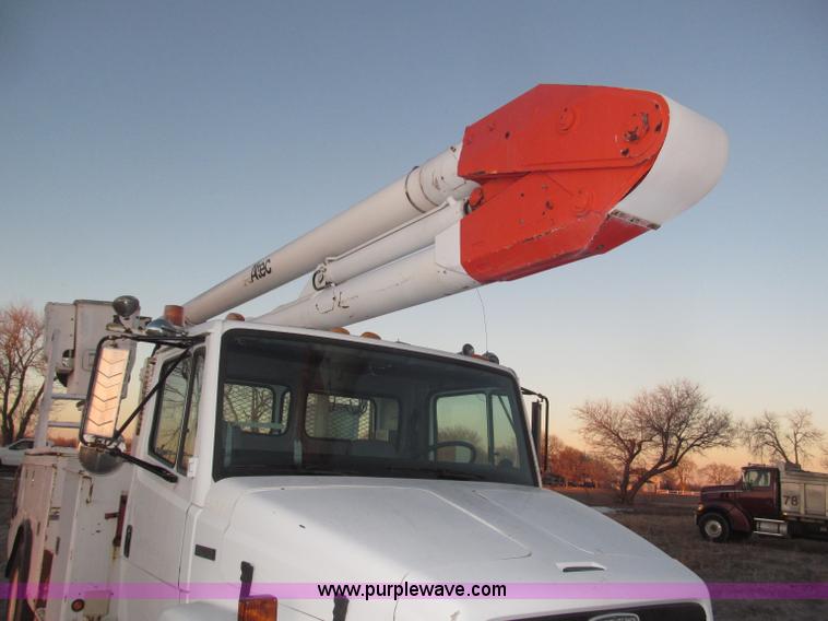image for item B5333 2000 Freightliner Altec 50' boom truck