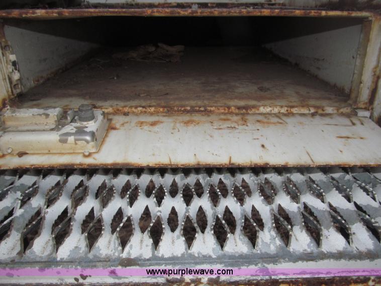 image for item B5333 2000 Freightliner Altec 50' boom truck