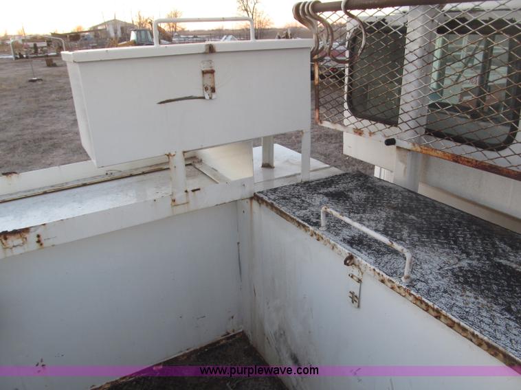 image for item B5333 2000 Freightliner Altec 50' boom truck