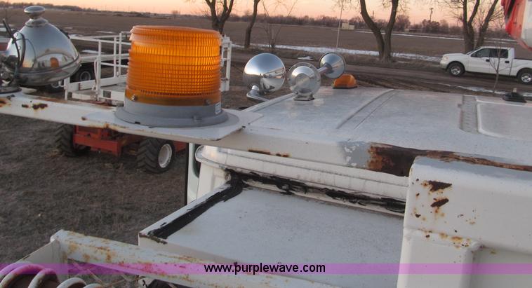 image for item B5333 2000 Freightliner Altec 50' boom truck