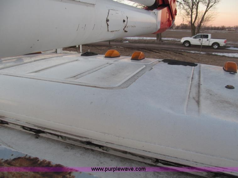 image for item B5333 2000 Freightliner Altec 50' boom truck