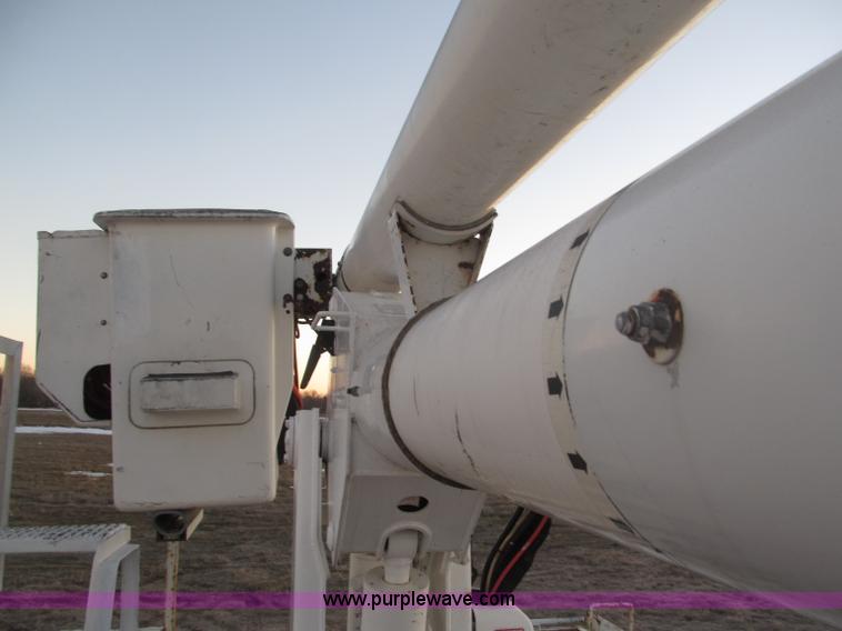 image for item B5333 2000 Freightliner Altec 50' boom truck