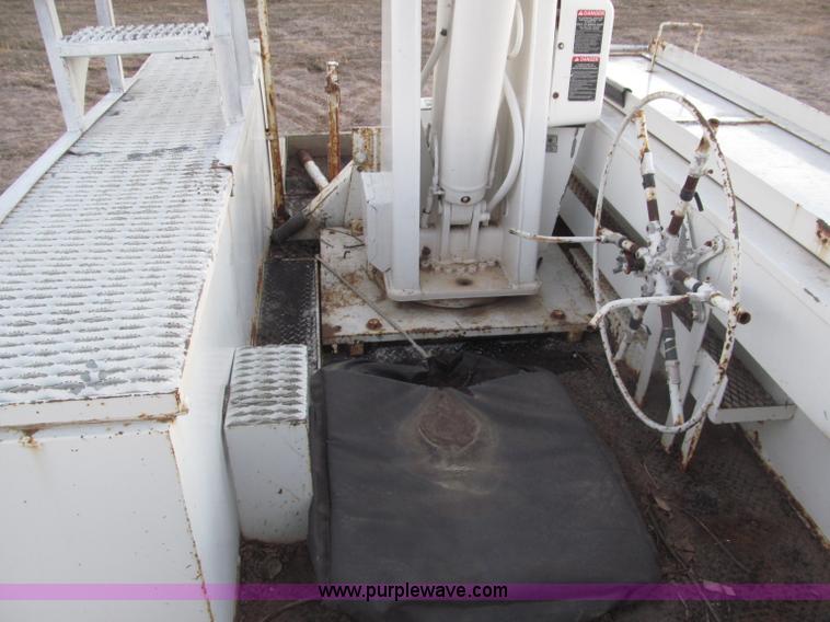 image for item B5333 2000 Freightliner Altec 50' boom truck