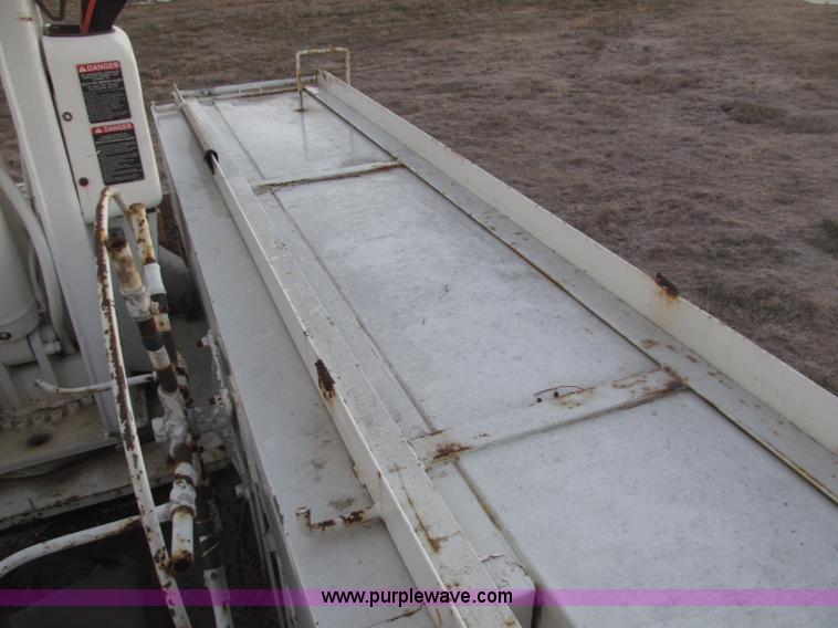 image for item B5333 2000 Freightliner Altec 50' boom truck