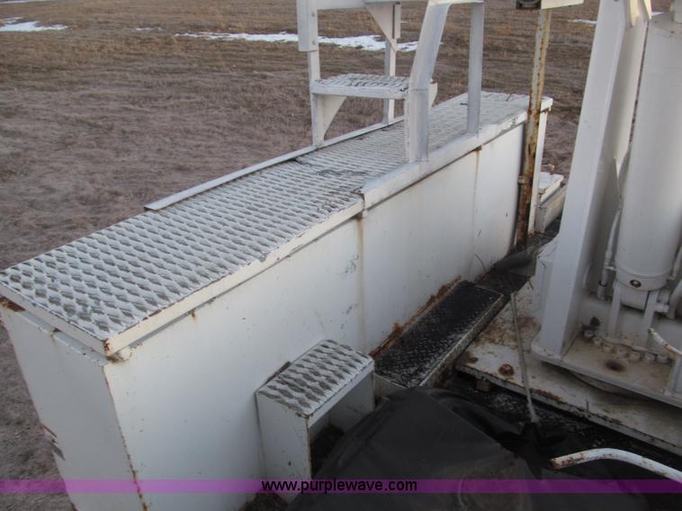 image for item B5333 2000 Freightliner Altec 50' boom truck