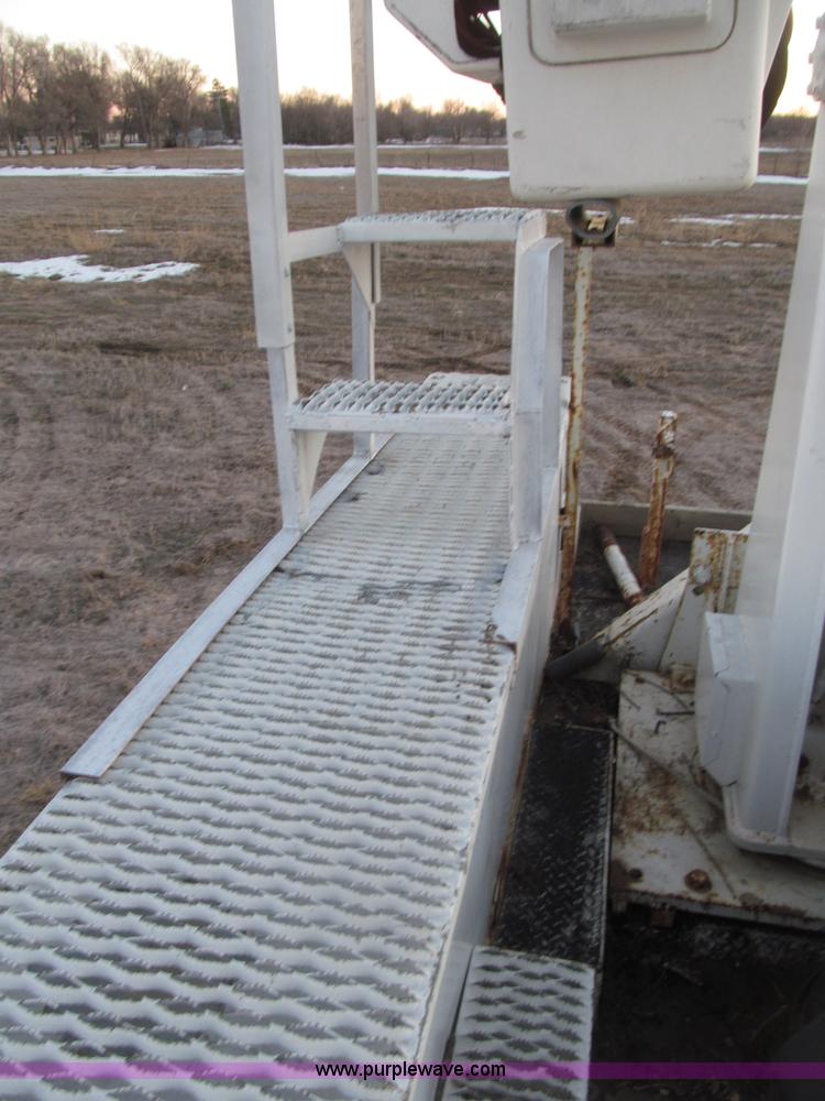 image for item B5333 2000 Freightliner Altec 50' boom truck