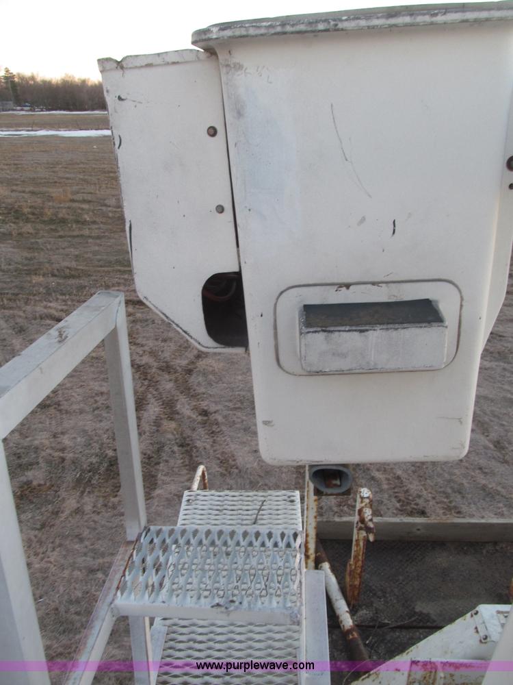 image for item B5333 2000 Freightliner Altec 50' boom truck