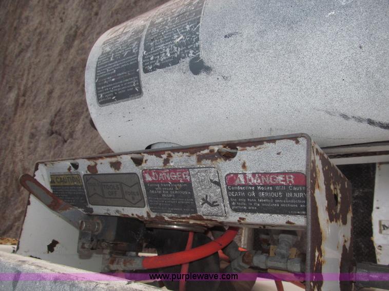 image for item B5333 2000 Freightliner Altec 50' boom truck