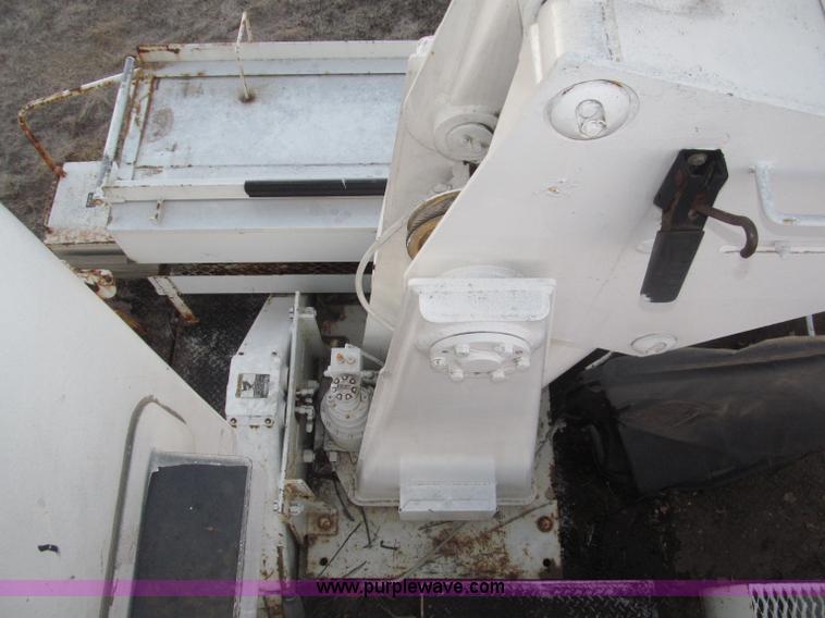 image for item B5333 2000 Freightliner Altec 50' boom truck