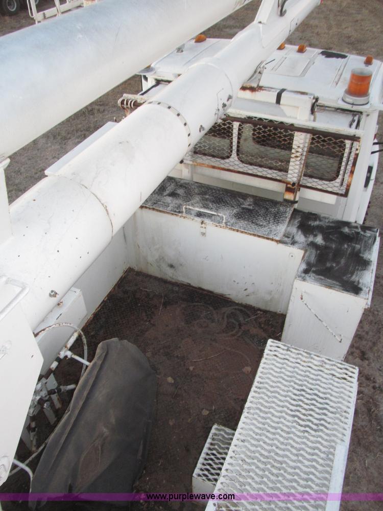 image for item B5333 2000 Freightliner Altec 50' boom truck